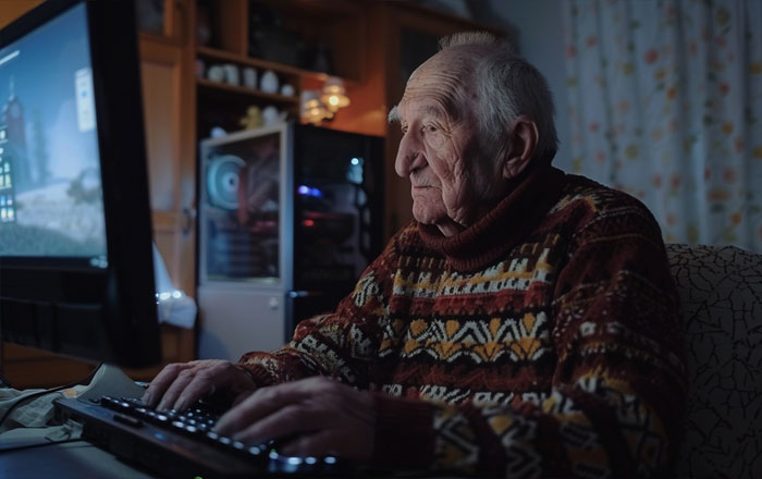 Почему все больше пенсионеров  проводят время за онлайн-играми